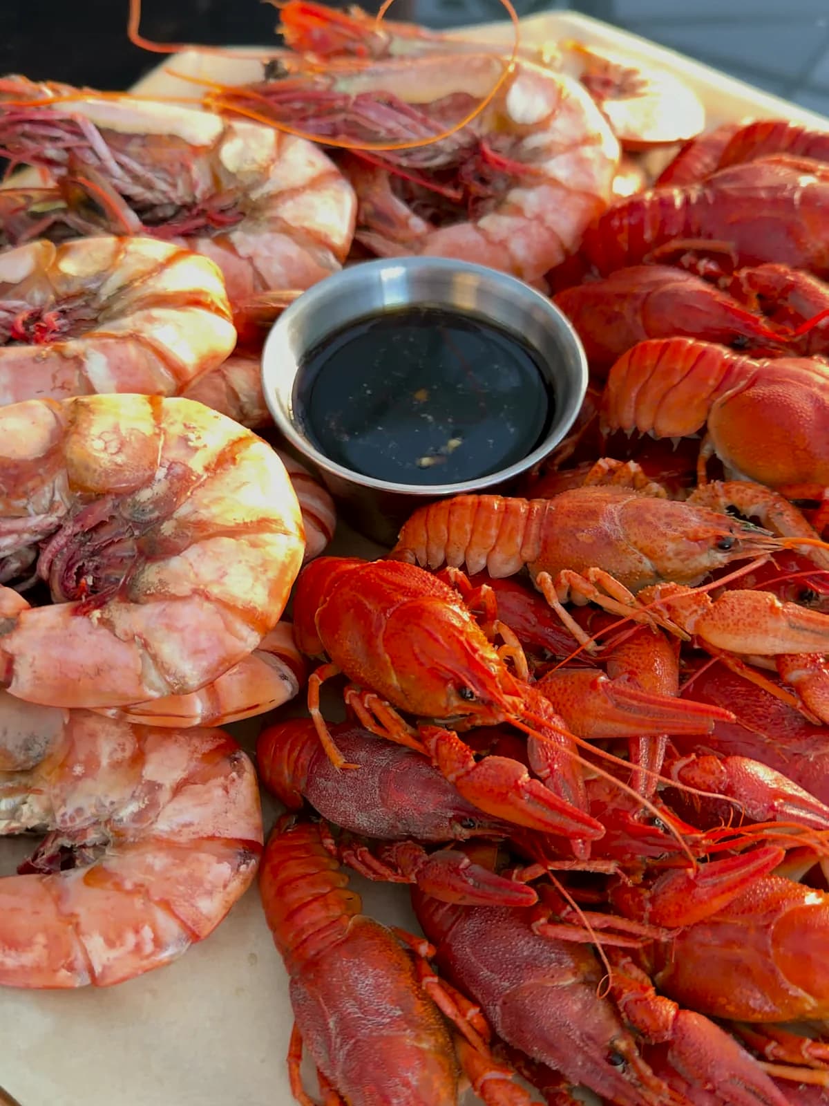 Плато с раками и тигровыми креветками