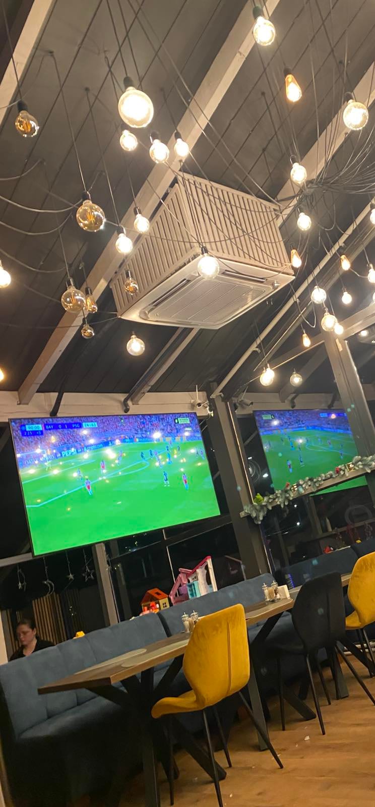 Fotbal live pe ecrane Samsung 4K 85 inch la Loft Pub Chișinău — Sala de Sus, atmosferă de match day cu iluminat ambiental, mese rezervabile, bere craft și sunet stadion